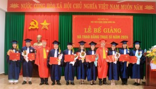 TS. Thiều Huy Thuật – Q.Giám đốc Phân viện Học viện Hành chính Quốc gia khu vực Tây Nguyên và TS. Lê Văn Từ – Trưởng Phòng Quản lý và Bồi dưỡng trao bằng Tốt nghiệp và Tặng hoa cho các Tân Thạc sĩ.