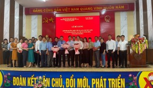 Tập thể lớp tặng hoa tri ân các thầy cô giáo