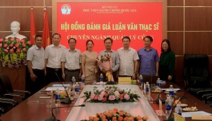 Các thành viên Hội đồng chúc mừng học viên bảo vệ thành công luận văn.