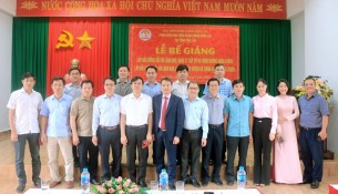 Các đại biểu tham dự và học viên chụp ảnh lưu niệm