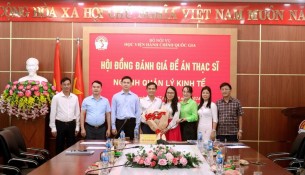 Các thành viên Hội đồng chúc mừng học viên bảo vệ thành công đề án