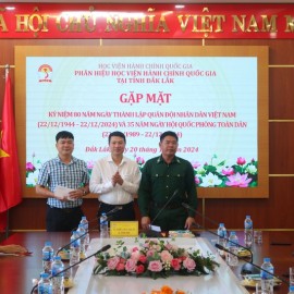 TS. Thiều Huy Thuật – Phó Bí thư Chi bộ, Quyền Giám đốc Phân Hiệu Học viện Hành chính Quốc gia tại tỉnh Đắk Lắk tặng quà chúc mừng các đồng chí cựu quân nhân Phân hiệu