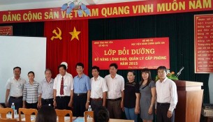 Đồng chí Đặng Lê Tiến, PGS. TS. Ngô Thành Can cùng Lãnh đạo các phòng
của Sở Nội vụ tỉnh Phú Yên và chủ nhiệm lớp chụp ảnh lưu niệm tại lễ khai giảng