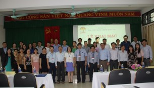 Đại biểu, thành viên Hội đồng tuyển sinh và các thí sinh dự thi chụp ảnh lưu niệm tại buổi lễ khai mạc kỳ thi tuyển sinh tại điểm thi Tp. Huế