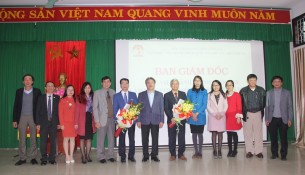 Lãnh đạo Cơ sở Học viện thay mặt toàn thể cán bộ công chức, viên chức người lao động tặng hoa chức mừng các tân Phó Giám đốc Học viện