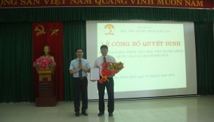 PGS.TS. Lương Thanh Cường – Phó Giám đốc Học viện Hành chính Quốc gia, Phụ trách Phân viện Huế trao Quyết định bổ nhiệm cho TS. Ngô Văn Trân -  Phó Giám đốc Phân viện Huế