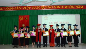 Các học viên đạt loại khá nhận giấy khen của Giám đốc Học viện Hành chính Quốc gia