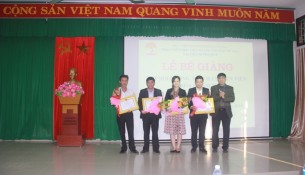 Các học viên đạt loại giỏi nhận Giấy khen của Giám đốc Học viện Hành chính Quốc gia