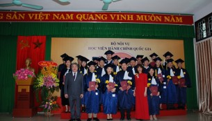 Các Tân thạc sỹ nhận bằng