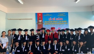 Lãnh đạo Học viện, đại biểu, cán bộ cùng các tân cử nhân chụp ảnh lưu niệm