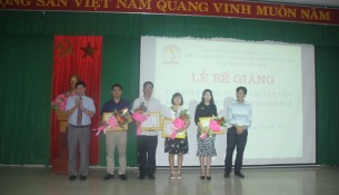 Các học viên đạt loại giỏi nhận Giấy khen của Giám đốc Học viện Hành chính Quốc gia