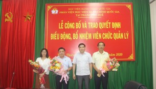 PGS.TS.Nguyễn Hoàng Hiển, Phó Giám đốc Phân viện Học viện Hành chính Quốc gia tại thành phố Huế trao Quyết định điều động, bổ nhiệm viên chức quản lý cho các đồng chí