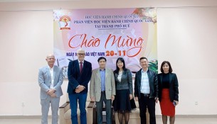 Lãnh đạo Đại học Anh Quốc tại Việt Nam chụp ảnh cùng Lãnh đạo Học viện Hành chính Quốc gia và Lãnh đạo Phân viện Huế.