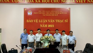 Học viên và các nhà khoa học chụp ảnh lưu niệm tại điểm cầu Phân viện Học viện tại TP. Huế