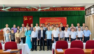 Lãnh đạo, đại biểu, giảng viên cùng các học viên chụp ảnh lưu niệm