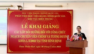 ThS. Mai Thị Phương Dung – Trưởng phòng, phòng Quản lý bồi dưỡng Phân viện Học viện KTMT công bố các Quyết định tổ chức 02 Lớp học