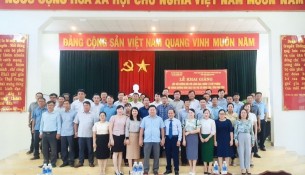 Lãnh đạo, đại biểu, giảng viên và học viên chụp ảnh lưu niệm