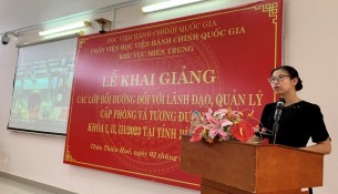 ThS. Mai Thị Phương Dung – Trưởng phòng, phòng Quản lý bồi dưỡng, Phân viện Học viện khu vực Miền Trung công bố các Quyết định tổ chức các lớp học