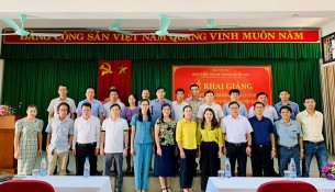 Lãnh đạo, đại biểu, cán bộ, giảng viên và các học viên chụp ảnh lưu niệm