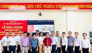 Đại biểu và học viên chụp ảnh lưu niệm tại điểm cầu trụ sở Tp. Đà Nẵng.