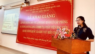 ThS. Mai Thị Phương Dung, Trưởng phòng, phòng Quản lý bồi dưỡng, Phân viện Học viện Hành chính Quốc gia khu vực Miền Trung công bố Quyết định tổ chức lớp học