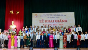 Lãnh đạo, đại biểu, giảng viên, viên chức và người lao động chụp ảnh lưu niệm tại Lễ Khai giảng năm học 2023 – 2024