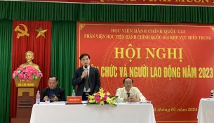 PGS.TS. Nguyễn Hoàng Hiển, Giám đốc Phân viện Học viện Hành chính Quốc gia khu vực Miền Trung điều hành Hội nghị