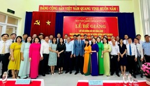 Lãnh đạo, đại biểu, giảng viên và học viên chụp ảnh lưu niệm