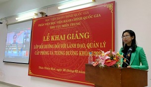 ThS. Mai Thị Phương Dung, Trưởng phòng, phòng Quản lý bồi dưỡng, Phân viện Học viện Hành chính Quốc gia khu vực Miền Trung công bố Quyết định tổ chức lớp học