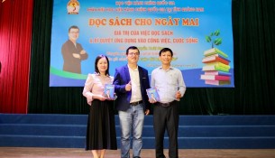 Diễn giả Nguyễn Hoài Nam tặng sách “ Sống cuộc đời bạn mơ ước” cho Thư viện, Phân hiệu Học viện Hành chính Quốc gia tại tỉnh Quảng Nam