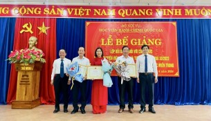 PGS.TS. Nguyễn Hoàng Hiển, Giám đốc Phân hiệu Học viện Hành chính Quốc gia tại tỉnh Quảng Nam và TS. Trần Đình Chín, Phó Giám đốc Phân hiệu Học viện Hành chính Quốc gia tại tỉnh Quảng Nam trao giấy khen và hoa cho các học viên đạt thành tích cao trong học tập