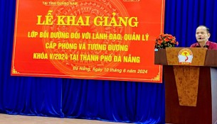 TS. Trần Đình Chín, Phó Giám đốc Phân hiệu Học viện Hành chính Quốc gia tại tỉnh Quảng Nam phát biểu tại Lễ Khai giảng.