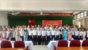 Lãnh đạo, đại biểu, cán bộ, giảng viên và các học viên chụp ảnh lưu niệm.