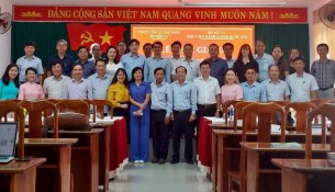 Lãnh đạo, đại biểu, cán bộ, giảng viên và các học viên chụp ảnh lưu niệm.