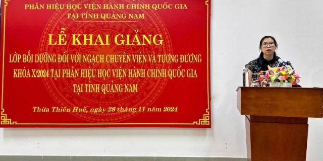 ThS. Mai Thị Phương Dung, Trưởng phòng, Phòng Quản lý Bồi dưỡng, Phân hiệu Quảng Nam phát biểu tại Lễ Khai giảng.