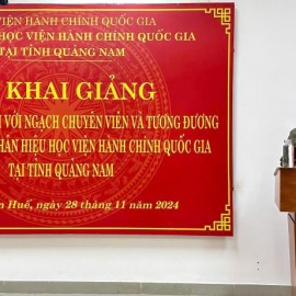 ThS. Phan Văn Thắng, Chuyên viên Phòng Quản lý Bồi dưỡng, Phân hiệu Quảng Nam 
công bố Quyết định tổ chức lớp học.