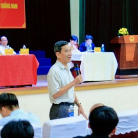 PGS, TS. Hoàng Sĩ Nguyên, Trưởng khoa Khoa Quản trị Nhân lực và Quản trị Văn phòng, Phân hiệu Quảng Nam giải đáp thắc mắc của sinh viên.