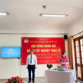 ThS. Nguyễn Thụy Ánh Ly, Phó Trưởng phòng, Phòng Quản lý Đào tạo và Công tác sinh viên công bố các Quyết định thành lập Hội đồng đánh giá đề án tốt nghiệp của các học viên.