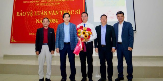 Thành viên Hội đồng chúc mừng các học viên đã bảo vệ thành công đề án và luận tốt nghiệp.